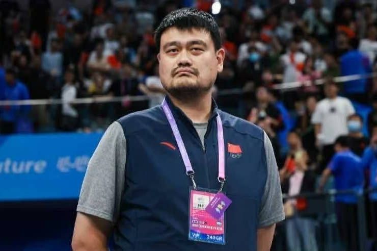 电影《四海》讲述了多年未见重相逢的冤家父子吴仁耀、吴仁腾开摩托时撞见了志不同道不合的孤儿兄妹，还巧遇各种不靠谱的狐朋狗友们的故事
